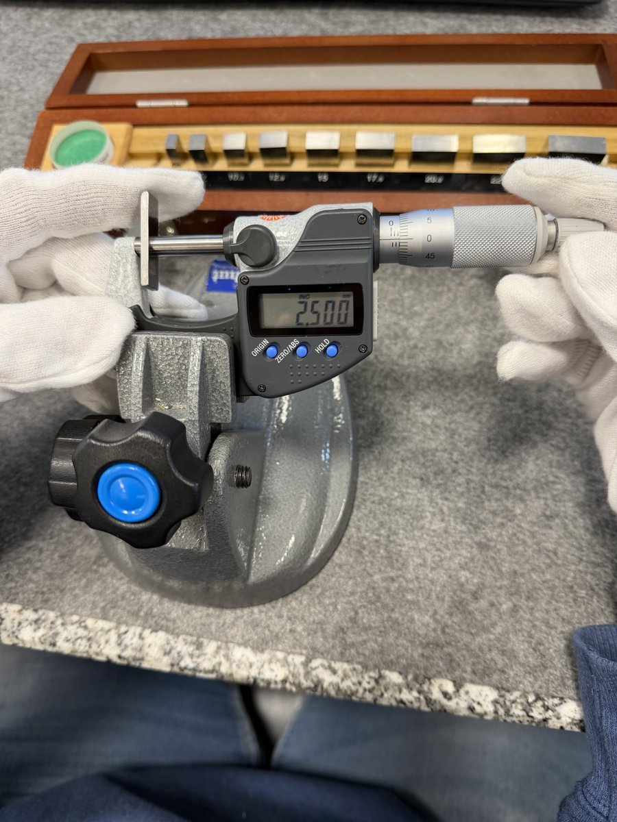 Kalibrierung einer digitalen Bügelmessschraube gegen ein Referenzendmaß 2,5 mm nach VDI/VDE/DGQ 2618 Blatt 10.1 im Messraum der 3D Messtechnik KMK GmbH in Offenburg
