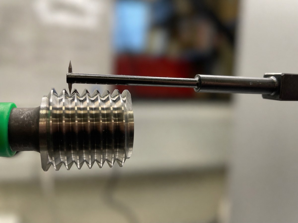 Kalibrierung eines Gewindelehrdorns im Scanningverfahren nach VDI/VDE/DGQ 2618 Blatt 4.8 im DAkkS-Labor der 3D Messtechnik KMK GmbH in Offenburg