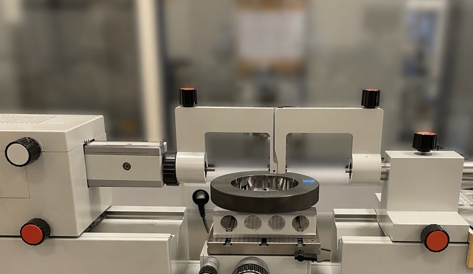 Grenzlehrdorn am Messplatz der Universal-Längenmessmaschine — DAkkS-Kalibrierung nach VDI/VDE/DGQ 2618 Blatt 4.1 im Labor der 3D Messtechnik KMK GmbH in Offenburg