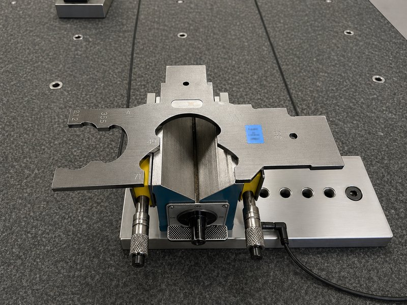 Kalibrierung von KFZ-Verschleißprüfmitteln und Prüflehren — Königszapfen, Zugöse und Sattelkupplung im DAkkS-Labor der 3D Messtechnik KMK GmbH in Offenburg