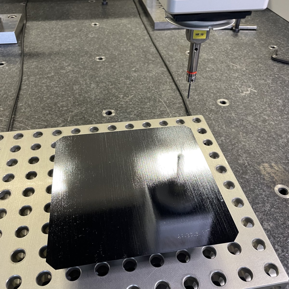 Klimatisierter Messraum mit ZEISS PRISMO Koordinatenmessger&auml;t bei 3D Messtechnik KMK Offenburg &ndash; Aufspannung und taktile Messsituation