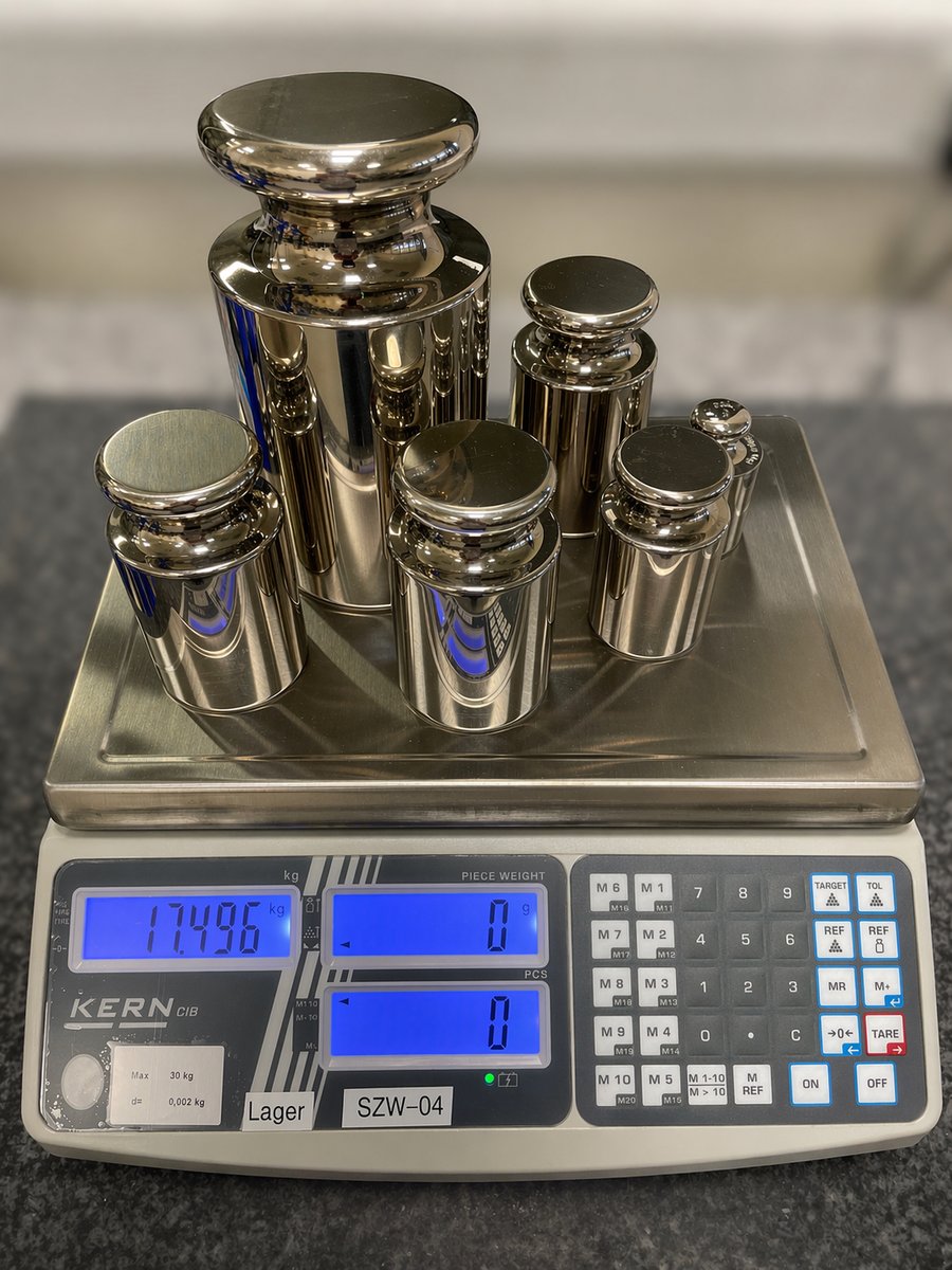 Kalibrierung einer Präzisionswaage mit Normgewichten nach DIN EN 45501 und DKD-R 7-2 im Labor der 3D Messtechnik KMK GmbH in Offenburg