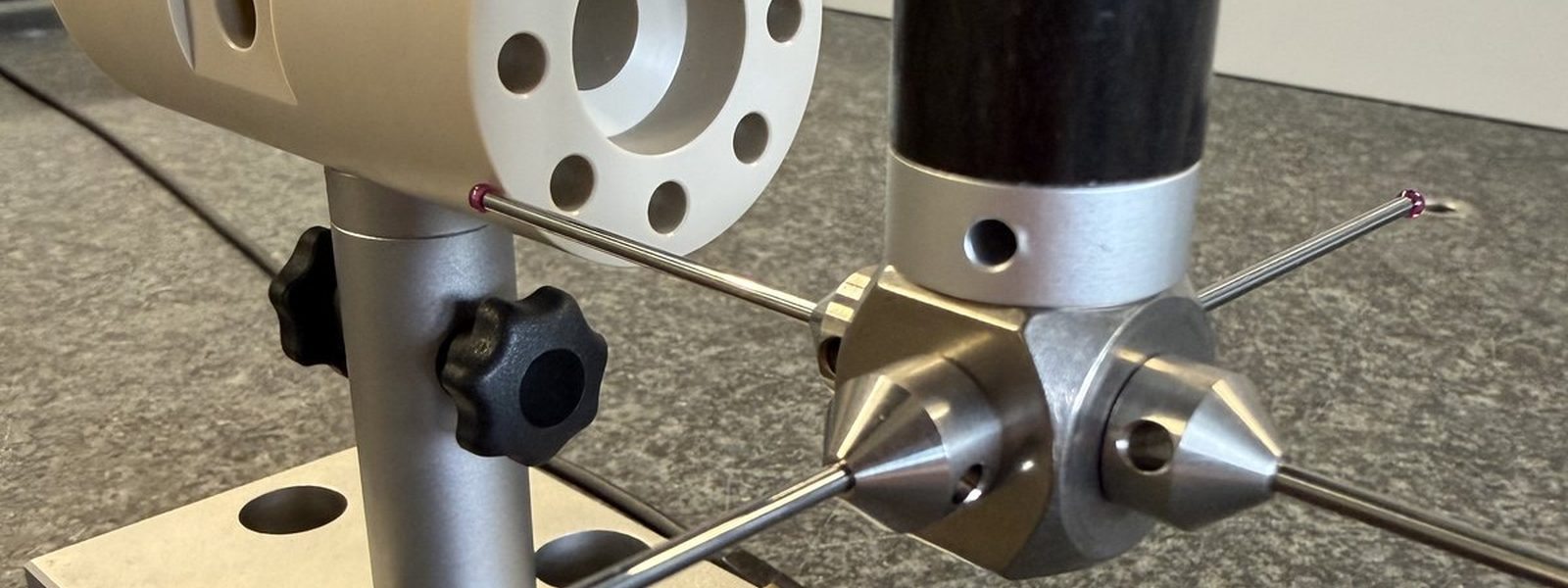 ZEISS VAST gold taktiler Tastkopf mit Sterntaster auf Koordinatenmessgerät — Detailaufnahme aus dem klimatisierten DAkkS-Messraum