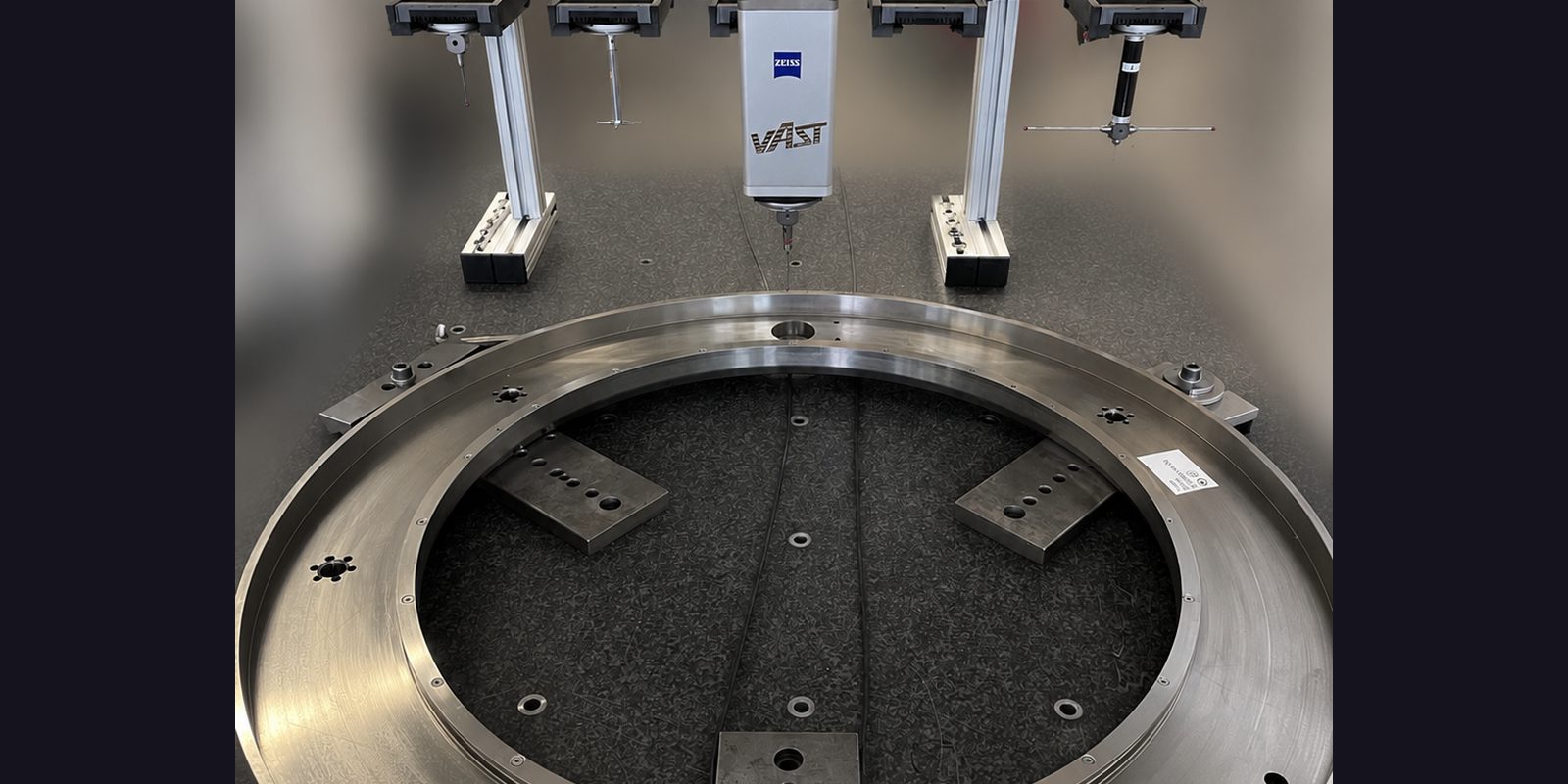 Vor-Ort-Vermessung eines Großbauteils mit ZEISS VAST gold Tastkopf — Lagerring oder Großflansch auf der Messplatte mit präzisionsgefrästen Spannvorrichtungen für reproduzierbare Wiederholmessung beim Kunden