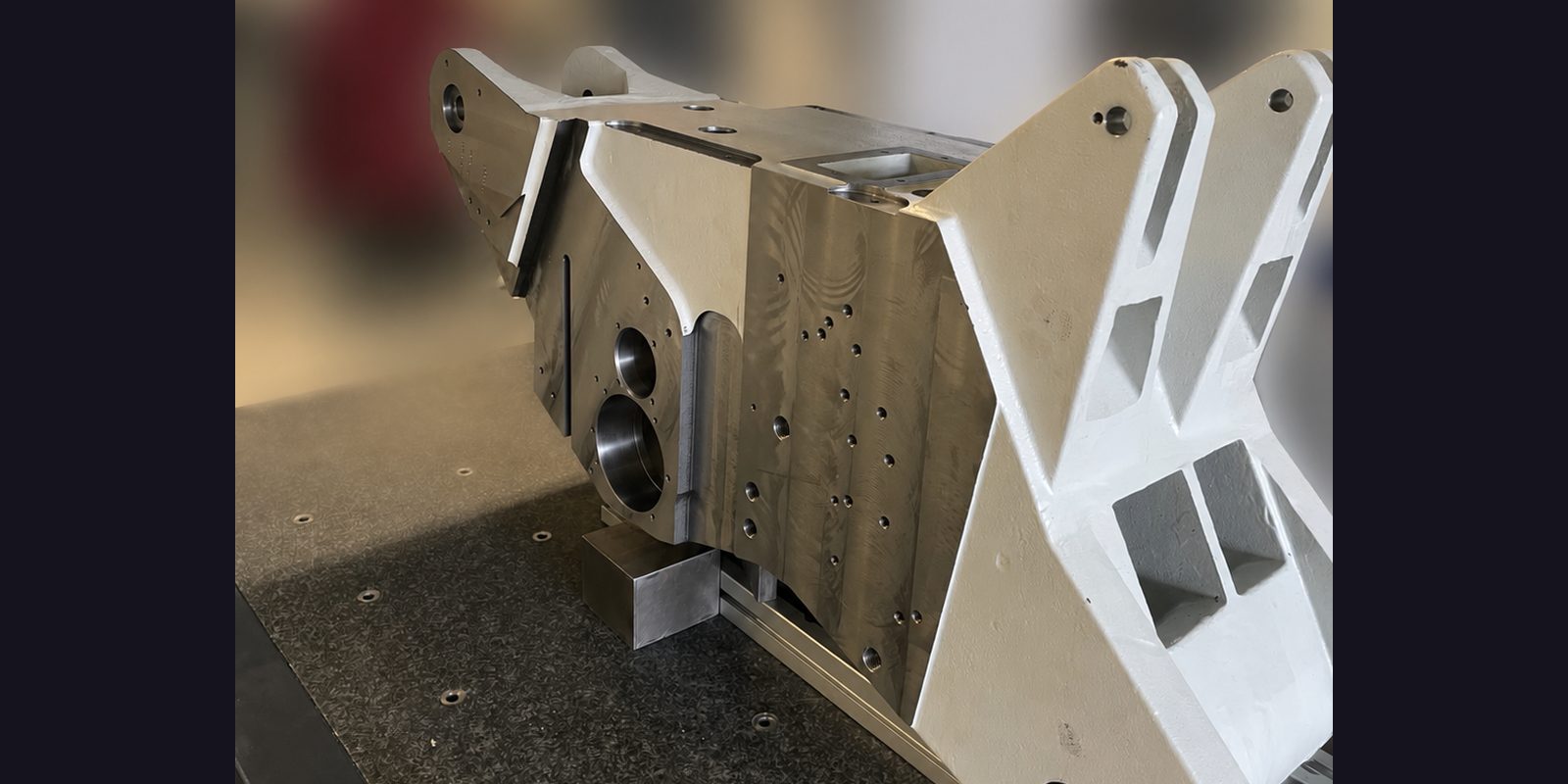 Werkzeug-Konsole aus Aluminium auf KMG-Messplatte — präzisionsgefräste Vor-Ort-Vorrichtung für Anlagen, Werkzeuge und Großbauteile beim Kunden vor Ort, EU-weit mobil einsetzbar